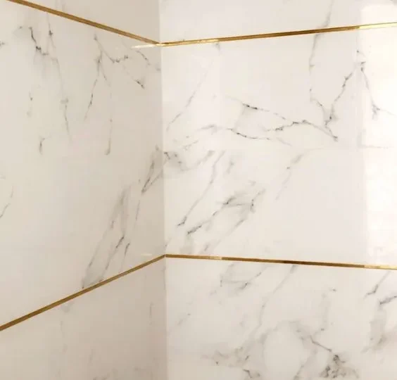 جدار مكسو بالسيراميك بنقشة الرخام