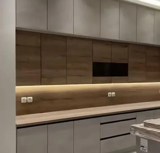 خزائن مطبخ بتصميم عصري وإضاءة