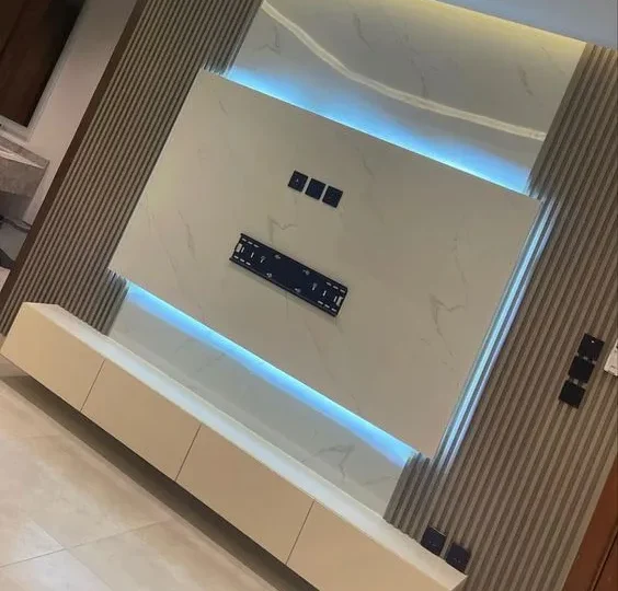 جدار تلفاز بتكسية بديل الرخام وإضاءة