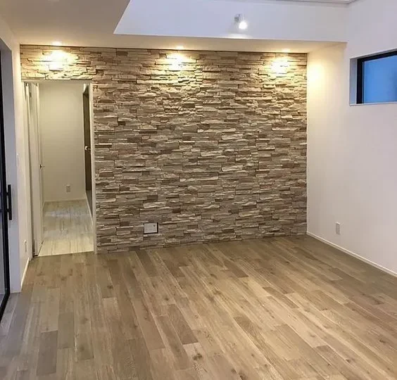 جدار مكسو بالحجر الطبيعي مع إضاءة
